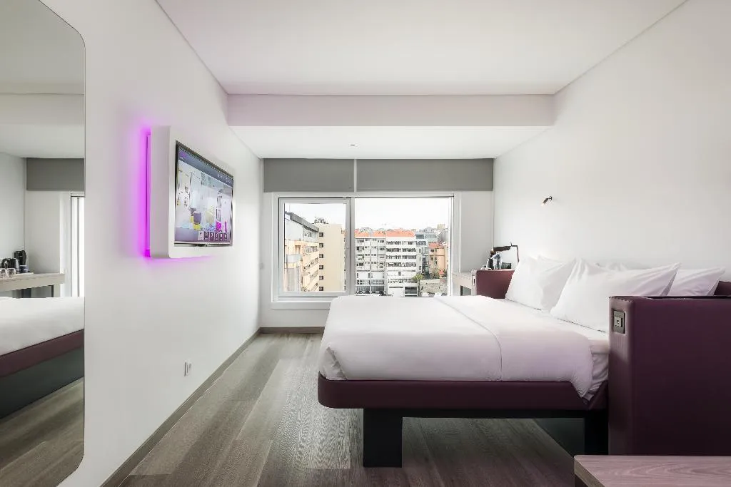DOUBLE SINGLE USE PREMIUM QUEEN BED Room, Yotel Porto, Porto