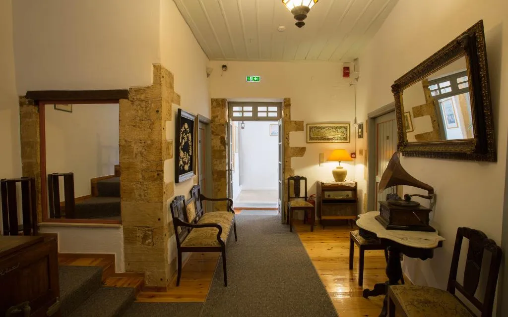 Lobby, Nostos, Crete