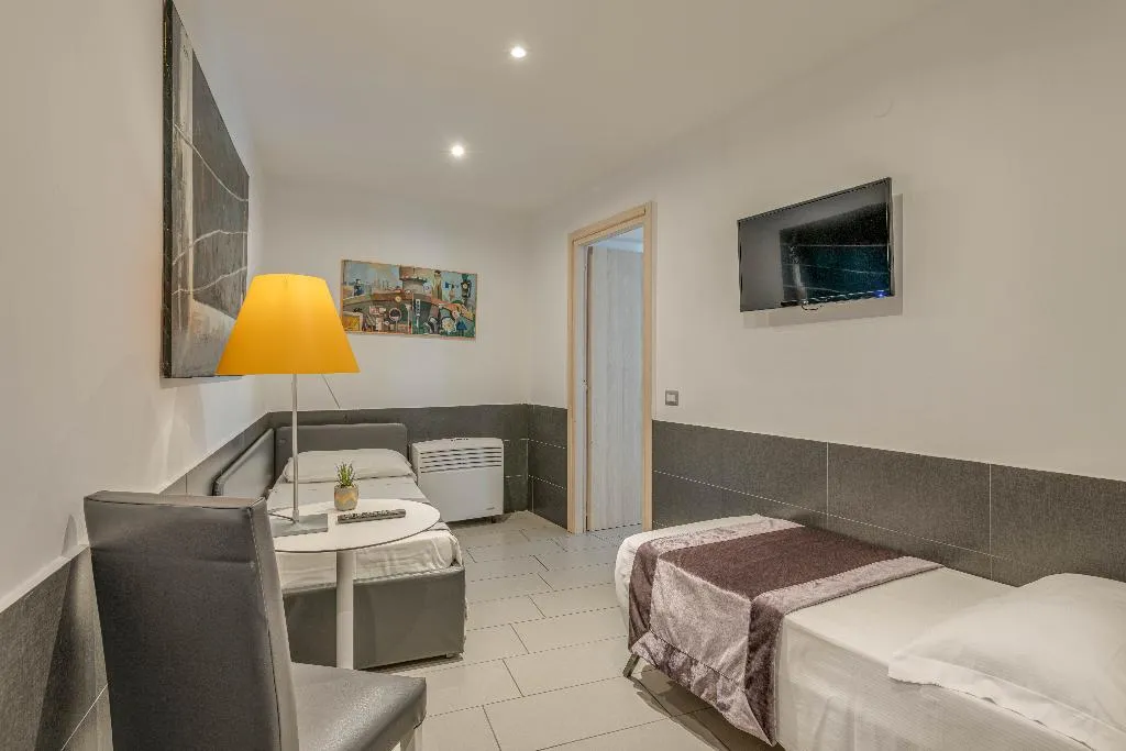 QUADRUPLE STANDARD Room, Trevi Palace Hotel, Rome