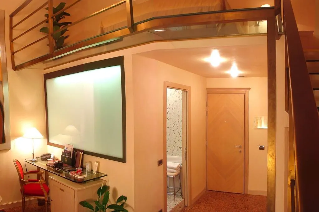 JUNIOR SUITE DUPLEX Room, Liassidi Palace, Venice