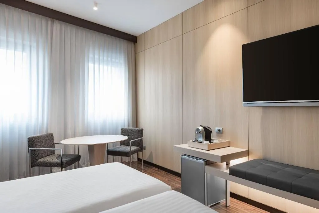 DOUBLE QUEEN SIZE BED Room, AC Milano, Milan