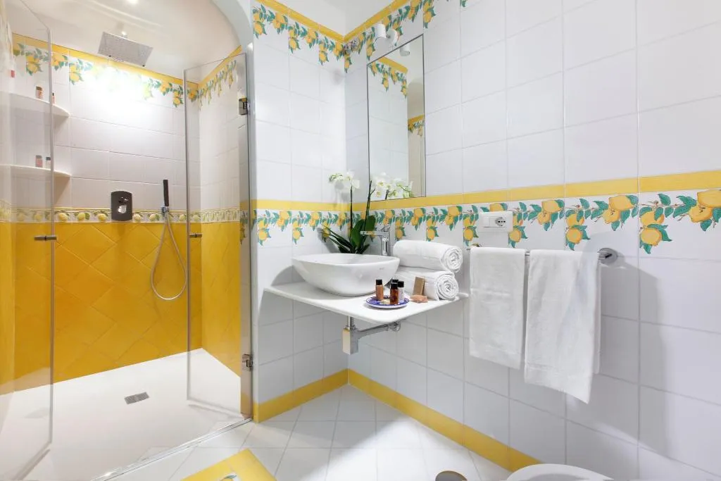 Room, Smeraldo, Naples