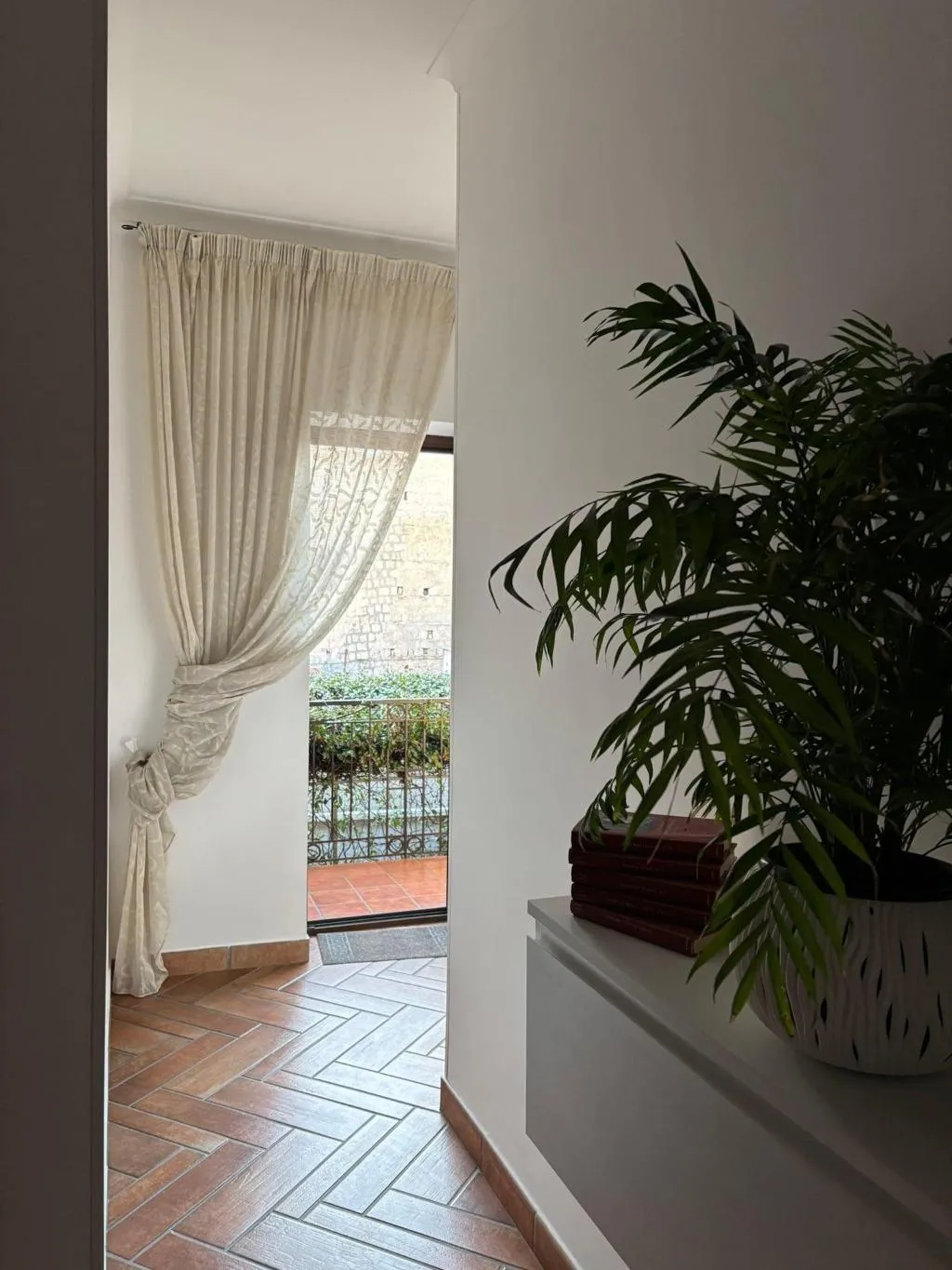 Room, Home To Fly, Naples
