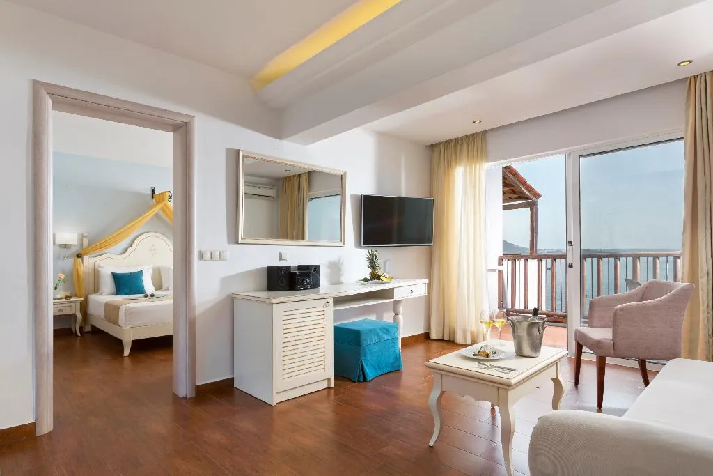 SUITE BEACH FRONT Room, Alexander Beach Hotel & Village Resort, Crete