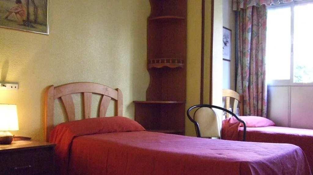 TRIPLE WITH SHARED BATHROOM Room, Hostal Jacinto, Madrid
