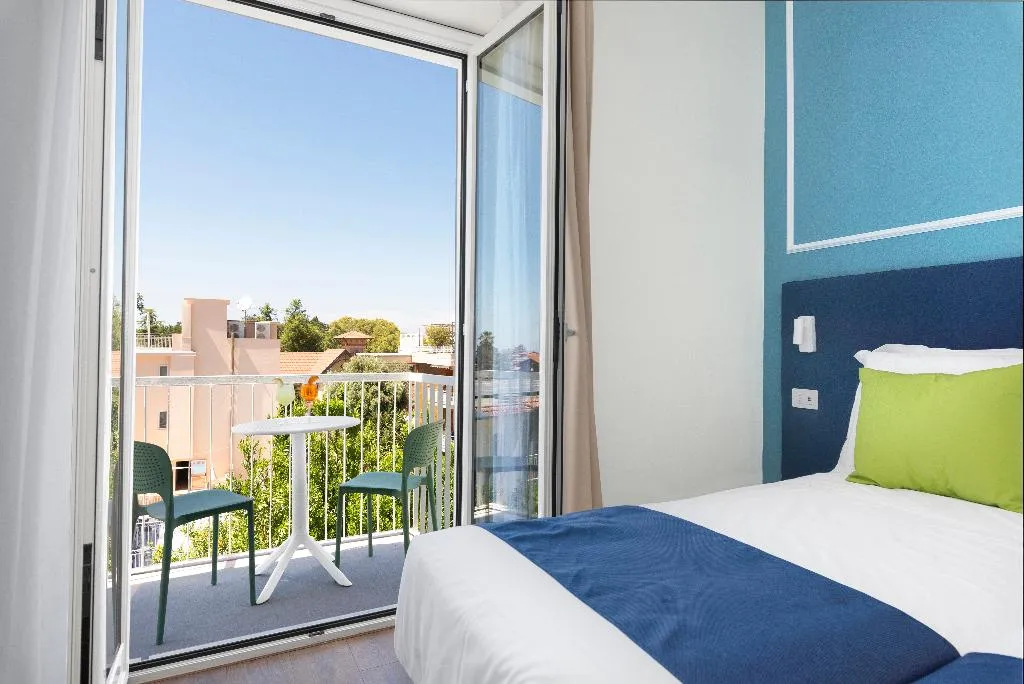 Double or Twin SIDE SEA VIEW WITH BALCONY Room, Hotel La Pergola, Naples