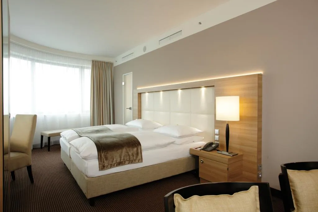JUNIOR SUITE STANDARD Room, H4 Hotel Berlin Alexanderplatz, Berlin