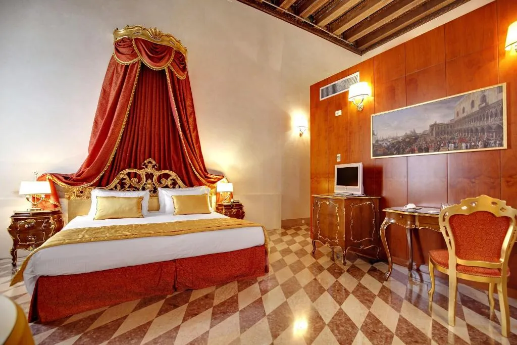 SUITE KING SIZE BED Room, Dona Palace, Venice