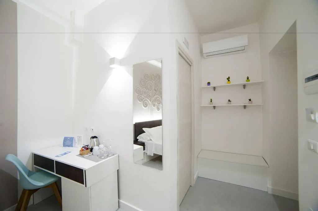 Room, Dada Suite, Naples