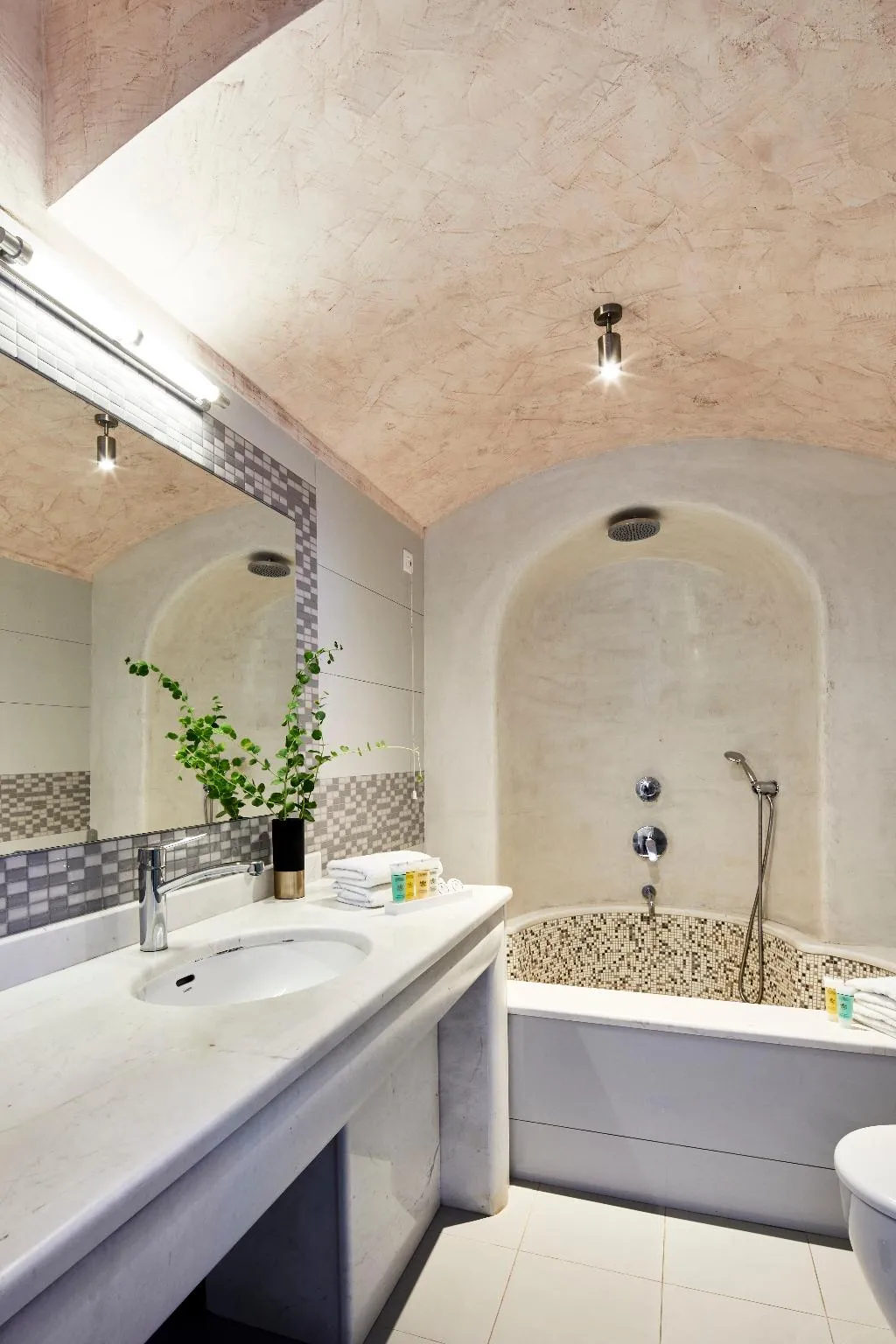 SUITE WITH JACUZZI Room, Petit Palace, Santorini