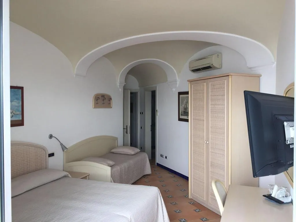 TRIPLE TWO BEDS Room, Bellevue, Naples