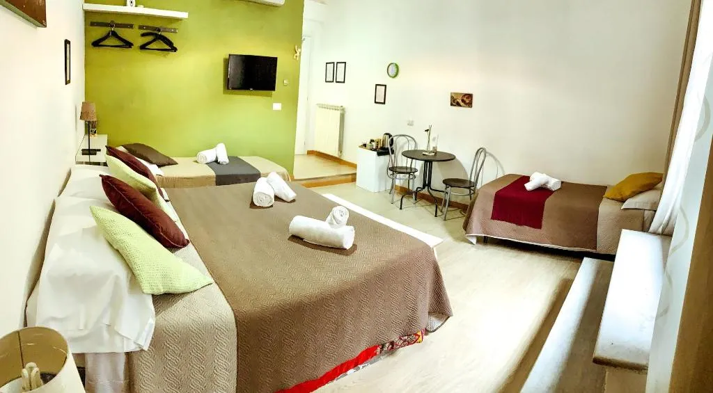 Room, Arthouse, Naples