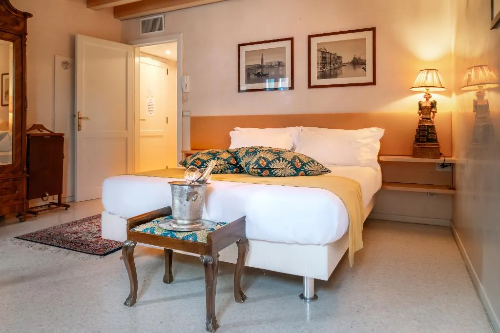 FAMILY ROOM TWO BEDROOMS ONE BATHROOM Room, Palazzo Sanluca, Venice
