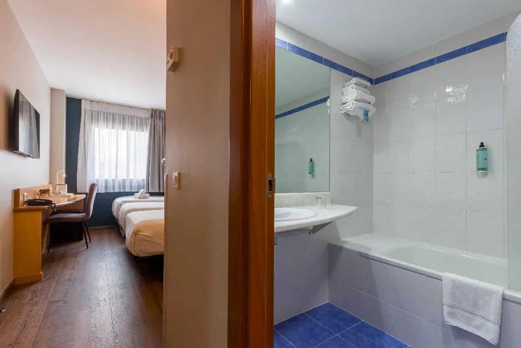 Double or Twin CAPACITY 3 Room, Travelodge Madrid Alcala de Henares, Madrid