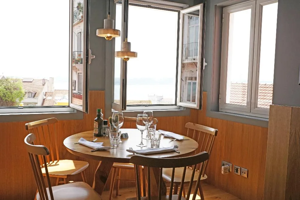 Restaurant, Solar Dos Mouros, Lisbon