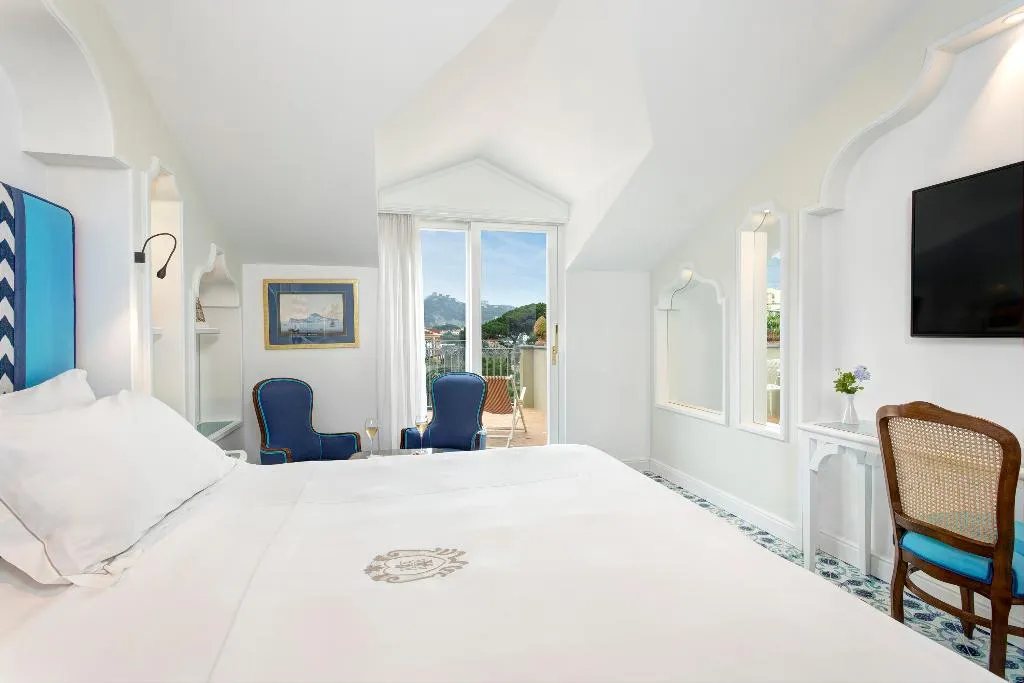 Double or Twin DELUXE SEA VIEW WITH BALCONY Room, Grand Hotel Ambasciatori, Naples
