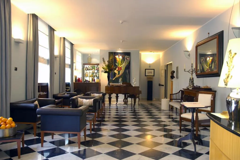 Lobby, San Francesco, Rome