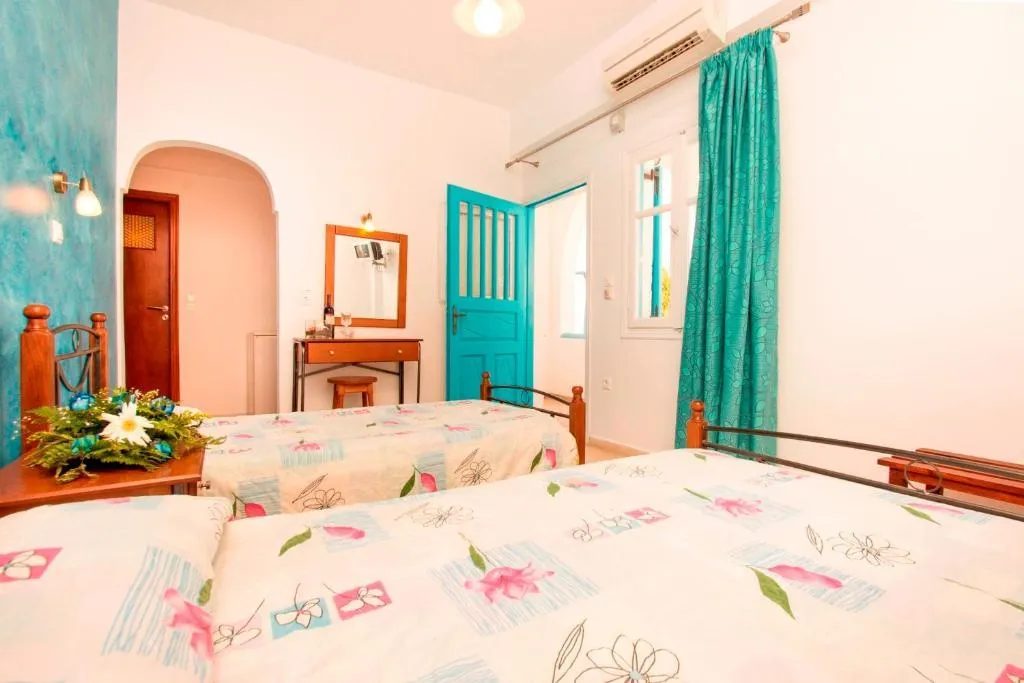 TRIPLE ONE BED Room, villa pelekanos santo, Santorini