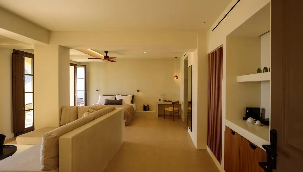 SUITE SUPERIOR WITH PRIVATE POOL Room, Elessa Hotel, Santorini