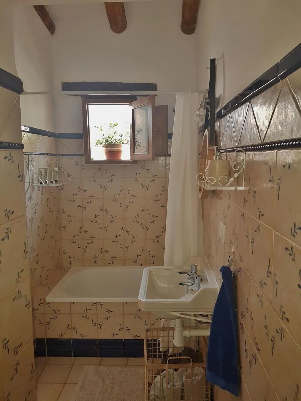 Room, Benali, Valencia