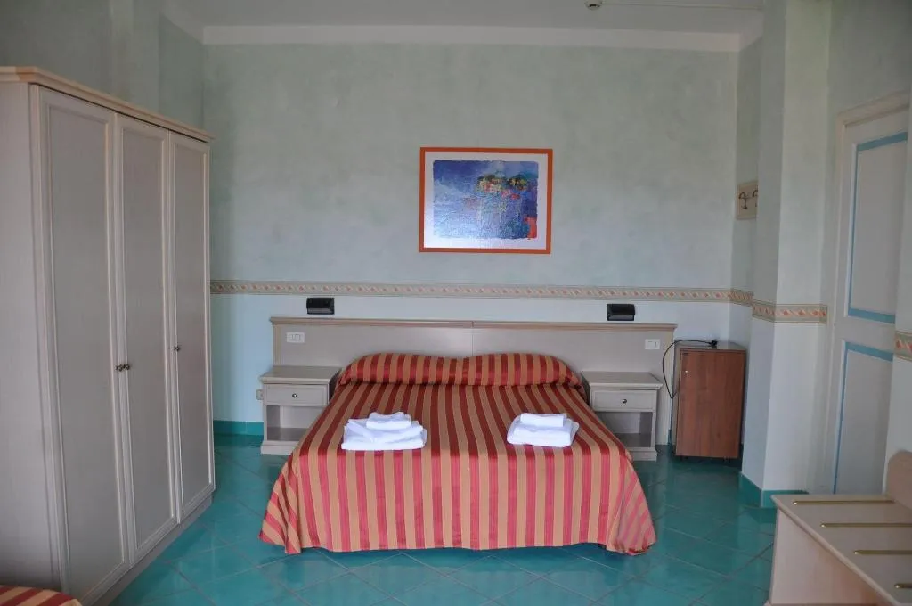 Room, Sporting Club America, Naples