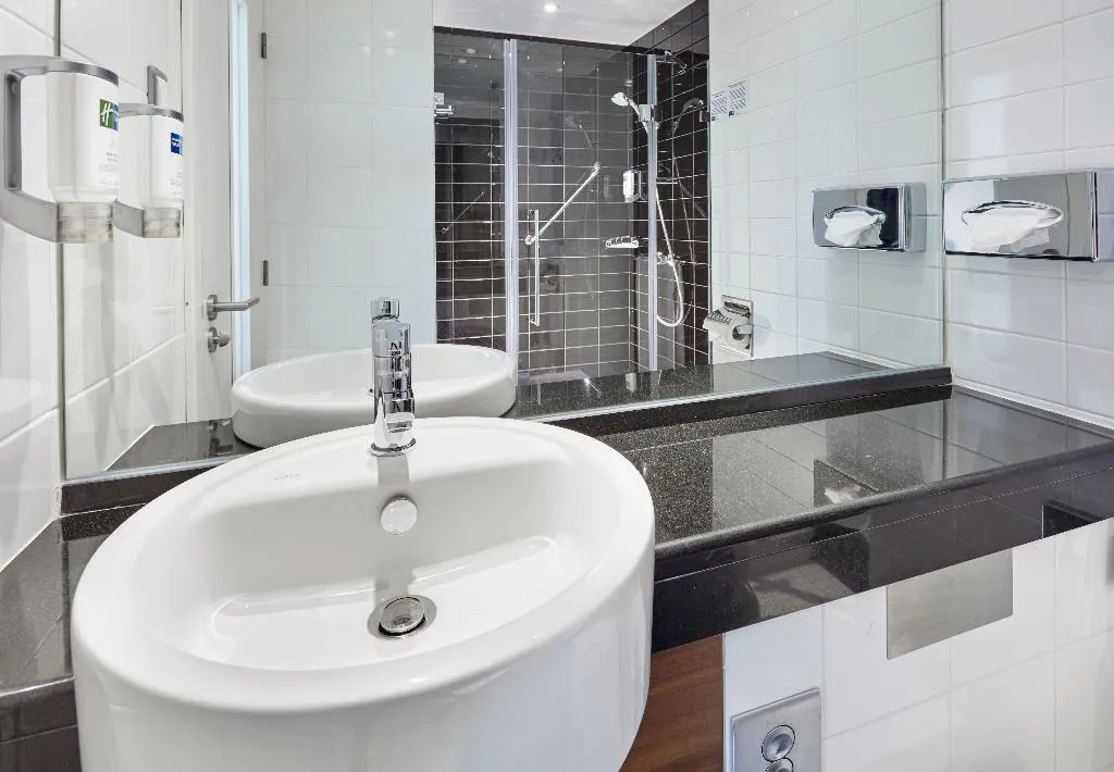 DOUBLE WITH DOUBLE BED Room, Holiday Inn Express Lisbon Airport, Lisbon