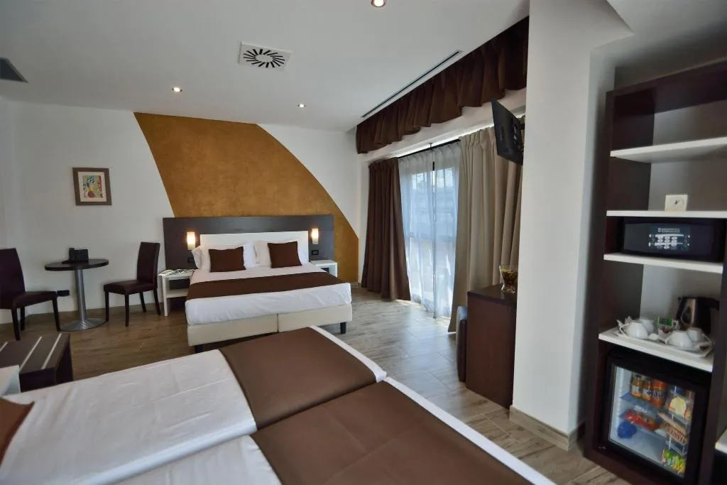 JUNIOR SUITE TWO KING BEDS Room, Luxor Florence, Florence