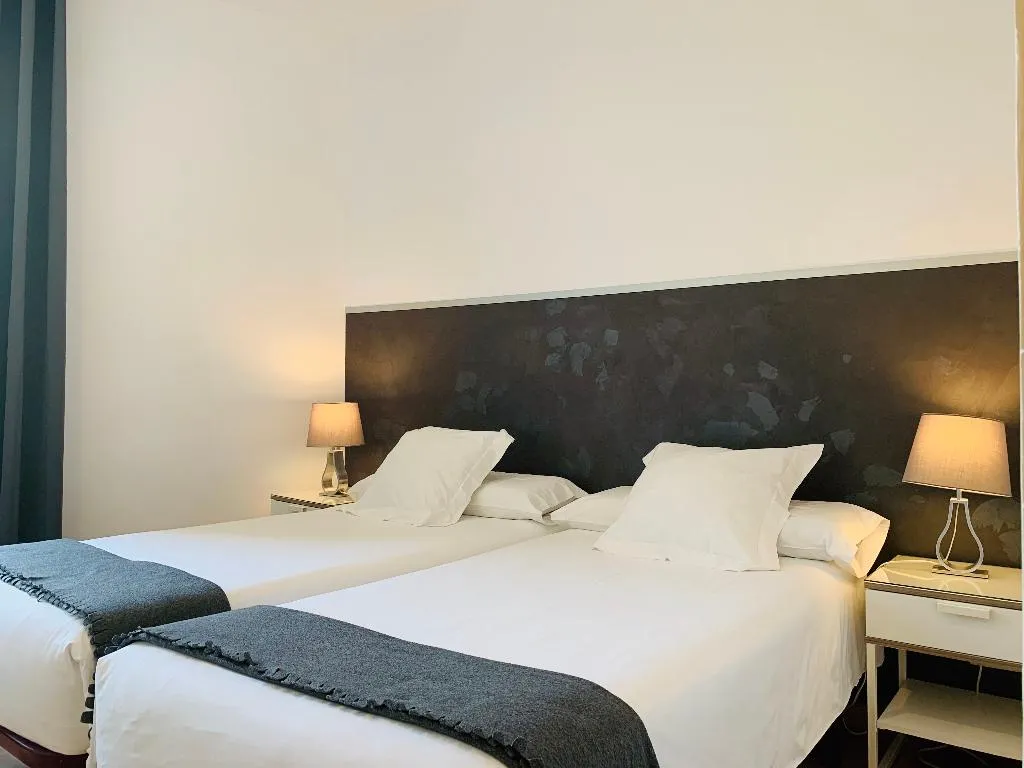 TWIN Shared external bathroom Room, Super Balmes Guest House, Barcelona