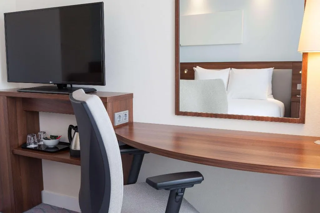 DOUBLE QUEEN SIZE BED Room, Hampton By Hilton Amsterdam City Centre East, Amsterdam