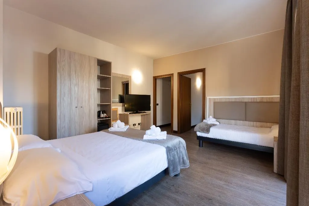 JUNIOR SUITE CAPACITY 5 Room, Hotel Gardenia Sirmione, Milan