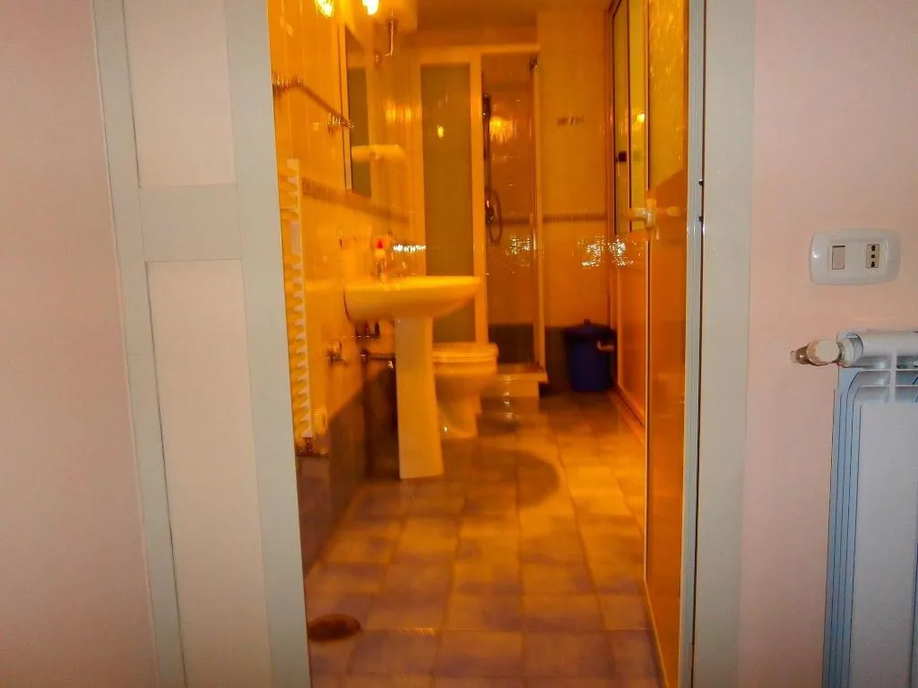 Room, Come D'Incanto a Napoli, Naples