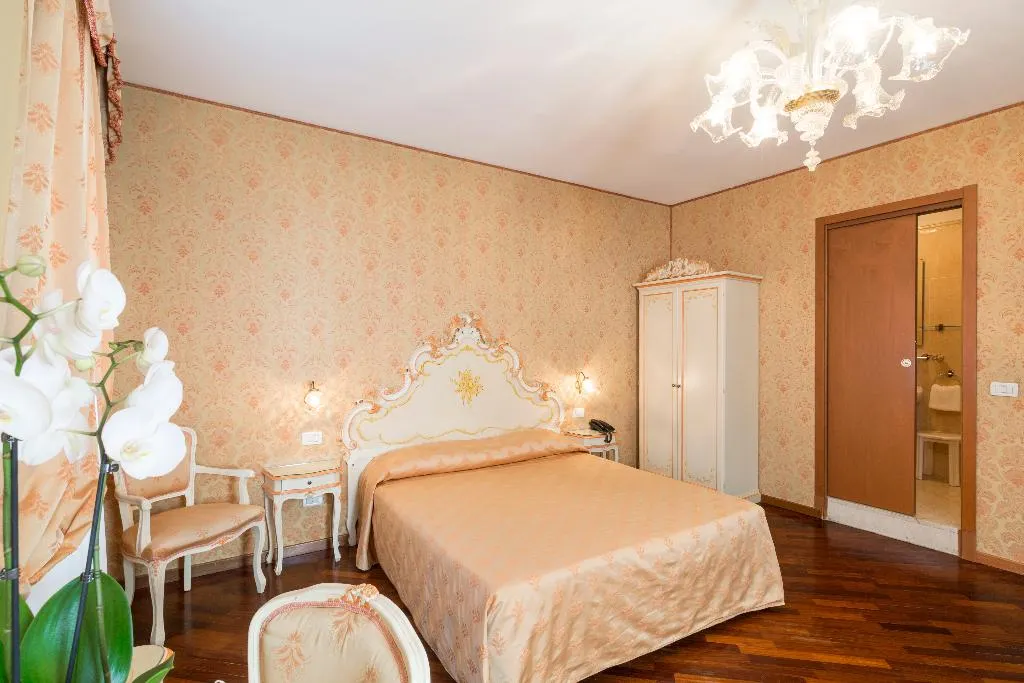JUNIOR SUITE CANAL VIEW Room, Palazzo Guardi, Venice