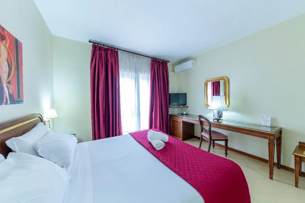 Double or Twin SEA VIEW Room, Sakura Hotel, Naples