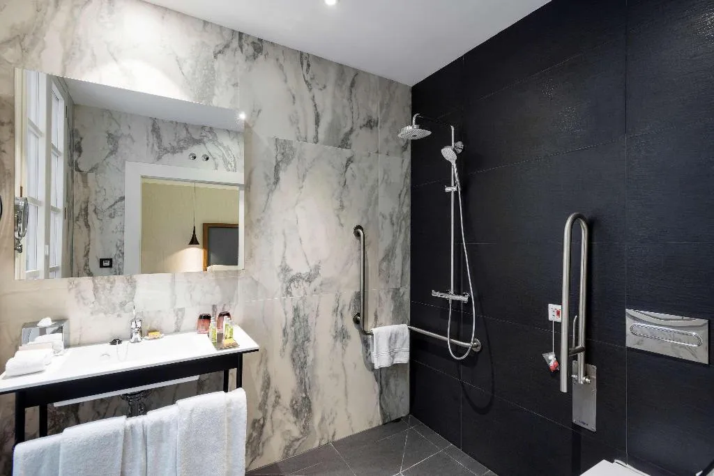 DOUBLE GUEST ROOM KING BED Room, Doubletree by Hilton Madrid Prado, Madrid