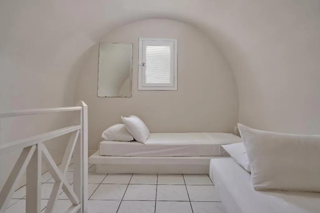 SUITE WITH JACUZZI Room, Meltemi Village, Santorini