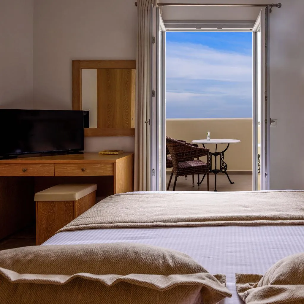 FAMILY ROOM WITH JACUZZI Room, Aliter Suites, Santorini