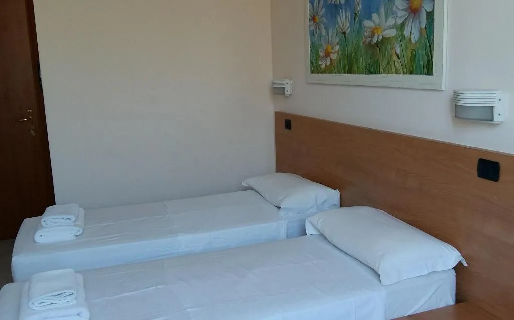 Room, Angelica, Naples