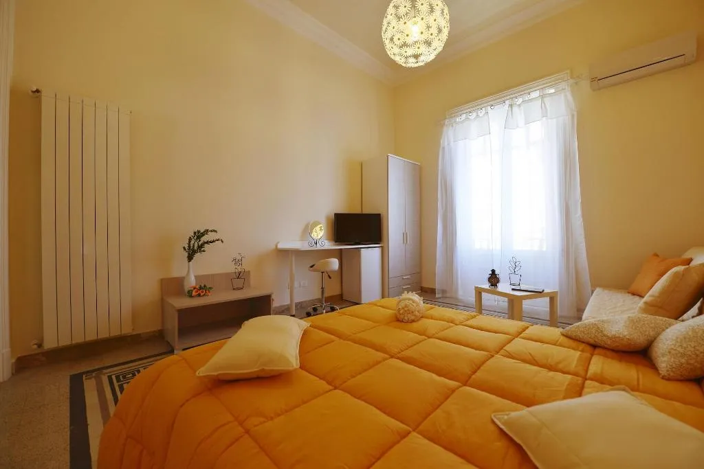 Room, 174 Via Roma, Palermo