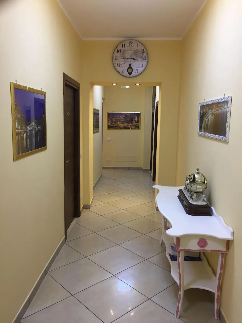 Lobby, New Sayonara, Naples