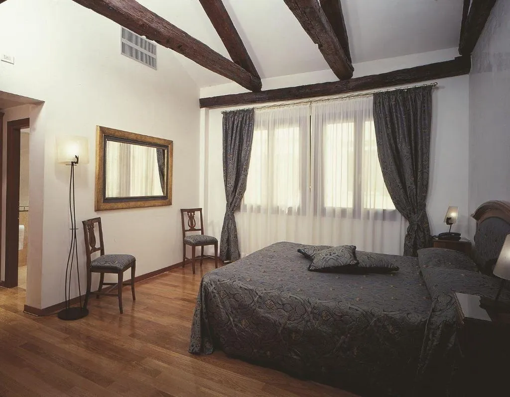 Room, Abbazia, Venice
