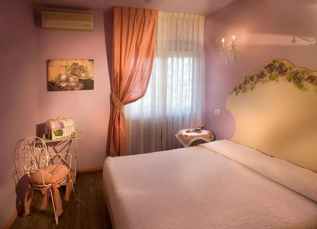 Room, Serenella, Milan