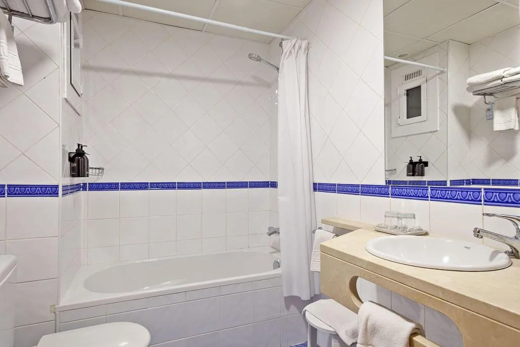 QUADRUPLE STANDARD Room, Acta Antibes, Barcelona