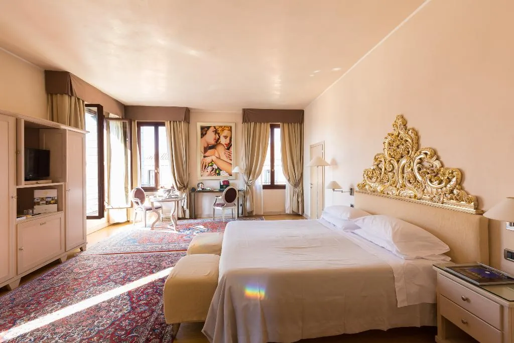 SUITE EXECUTIVE CANAL VIEW Room, Liassidi Palace, Venice