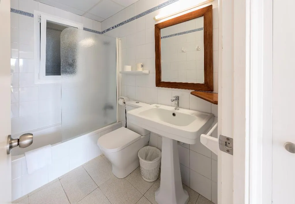 APARTMENT CAPACITY 4 ONE BEDROOM Room, Las Brisas I & II, Menorca