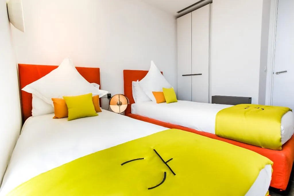 APARTMENT CAPACITY 6 THREE BEDROOM Room, Cosmo Apartments Sants, Barcelona