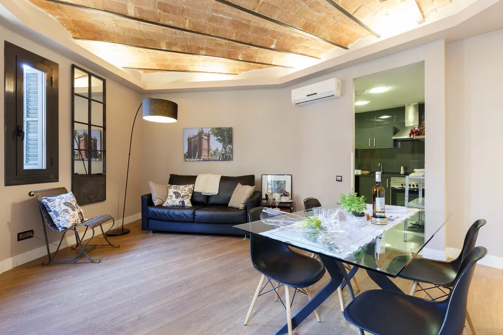 APARTMENT CAPACITY 5 Room, AinB Eixample-Miro Apartments, Barcelona