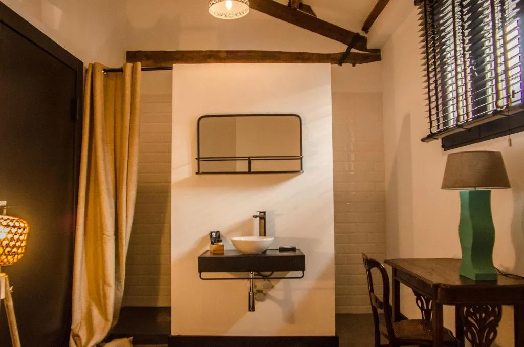 Room, Lanave, Madrid