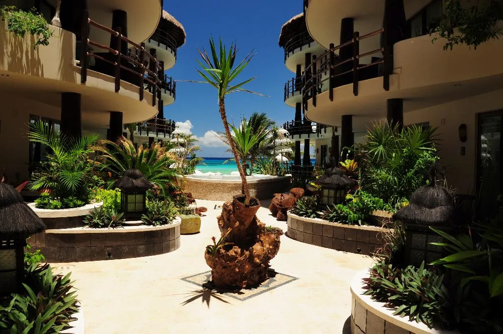 General view, El Taj Ocean Front and Beachside Condo Hotel, Playa Del Carmen