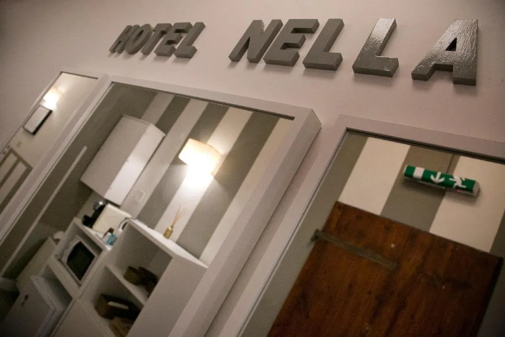 Lobby, Nella, Florence