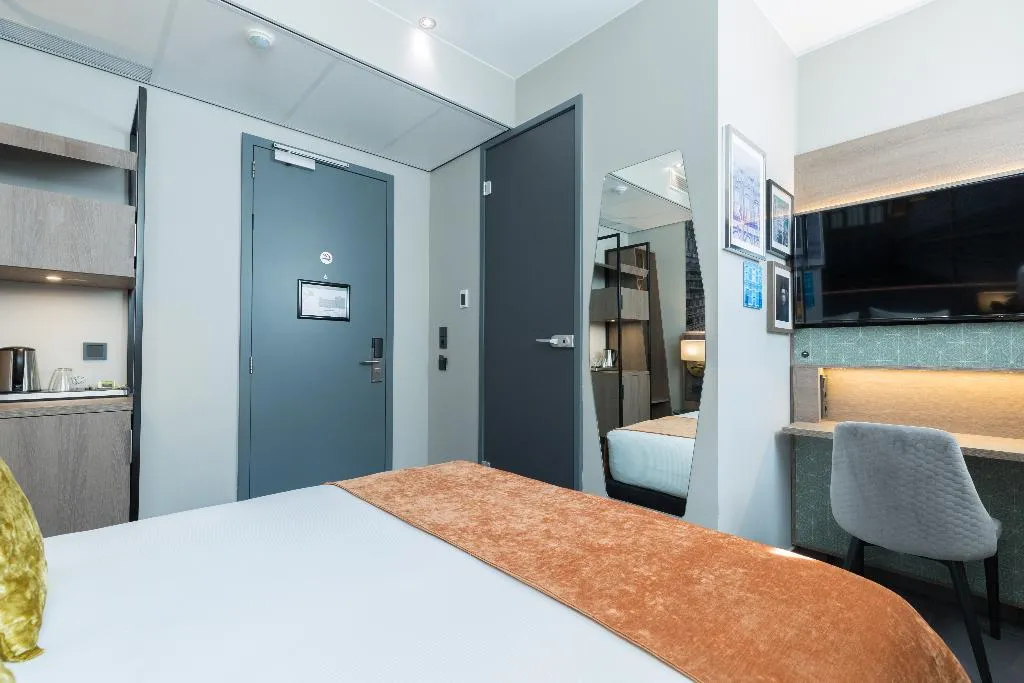 DOUBLE INNER Room, Leonardo Hotel Amsterdam Museum Quarter, Amsterdam